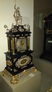 orologio antico nella sala del British Museum