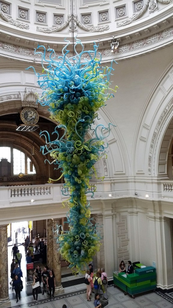 The glass chandelier by Dave Chihuly haning in the lobby of the V&A in London