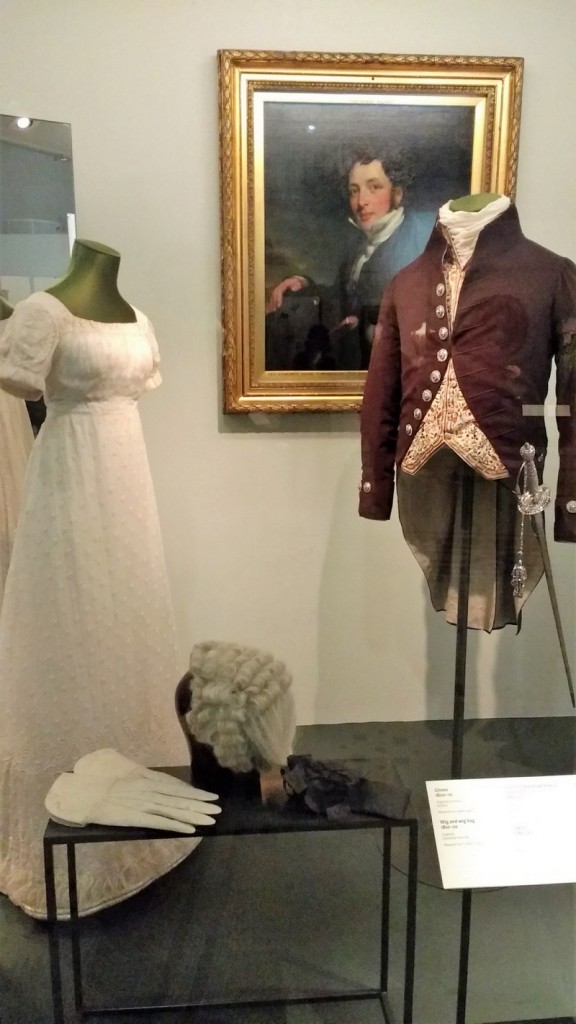 abbigliamento da donna e da uomo dell'800 in esposizione al V&A nella galleria della moda