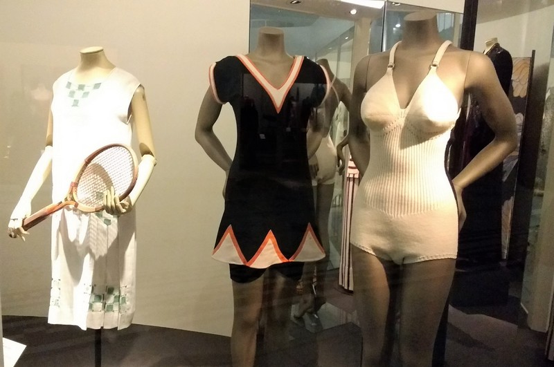 esempi di abbigliamento sportivo degli anni venti in esposizione al V&A: completo da tennis da donna e costume da bagno