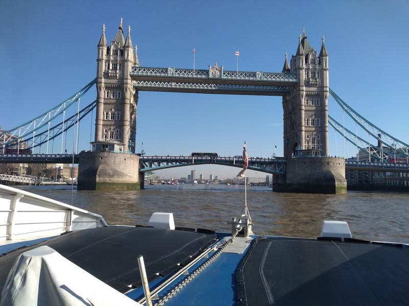 vista sul Tower Bridge dal battello Clipper diretto a Greenwich