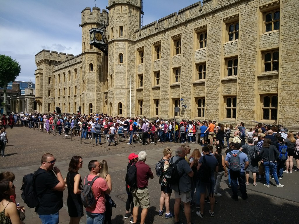 long queue to see the crown jewels